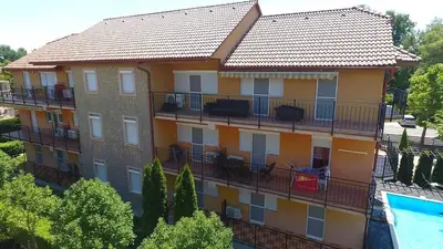 Móricz Apartmanok Siófok – épület és udvar, 3. kép