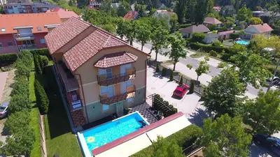 Móricz Apartmanok Siófok – épület és udvar, 8. kép
