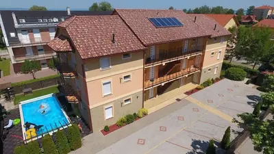 Móricz Apartmanok Siófok – épület és udvar, 15. kép
